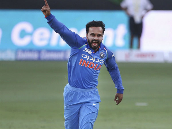 எப்படி விக்கெட் வீழ்த்துகிறார்?
