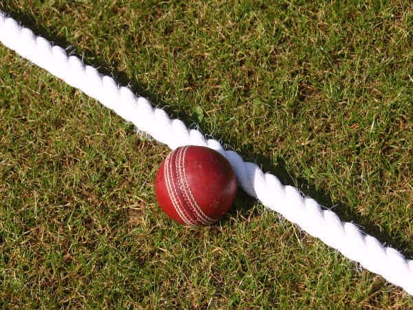 4 விக்கெட்கள் வீழ்த்தினார்