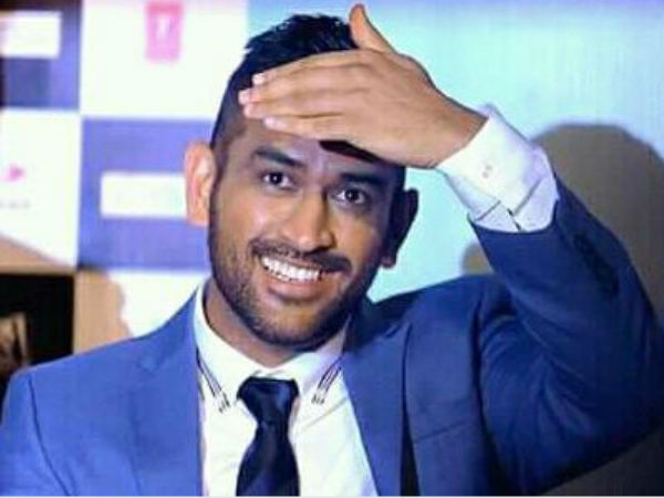 இரட்டையர் டென்னிஸ் ஆடிய தோனி