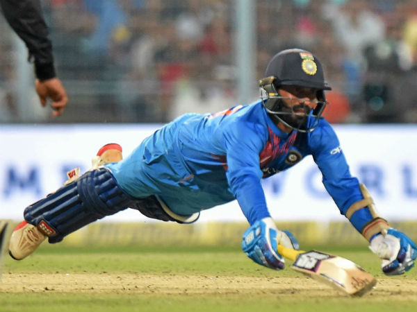 பொறுப்பாக ஆடும் தினேஷ் கார்த்திக்