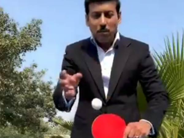 இரண்டு கைகளால் ஆடினார்