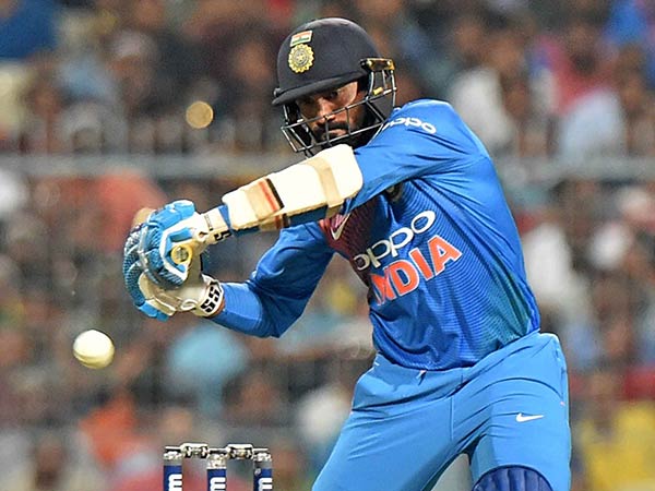 தினேஷ் கார்த்திக் இருக்கிறார்