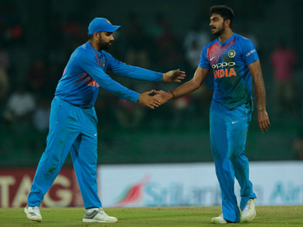 பொறுப்பாக ஆடினார் விஜய்