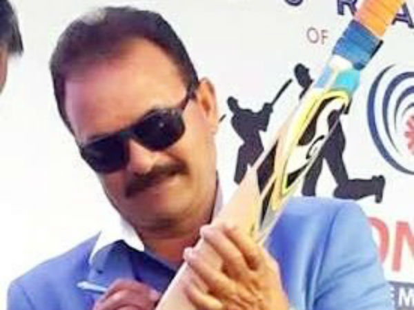 பந்தை தேய்த்த வீரர்கள்