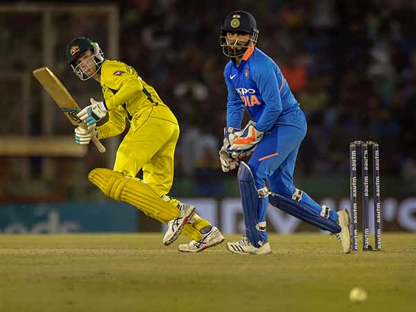 விஜய் பந்துவீச்சு