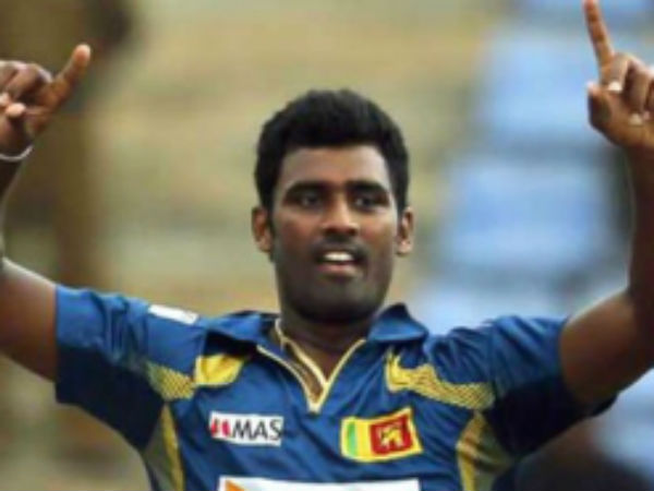 அதகள பந்துவீச்சு