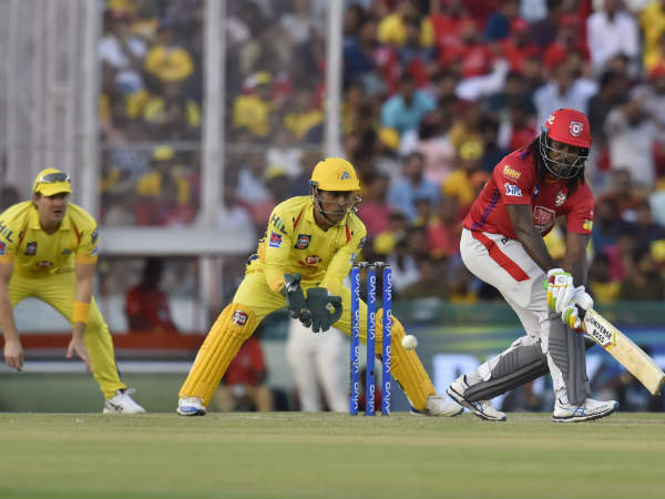 காலுக்குள் புகுந்த பந்து