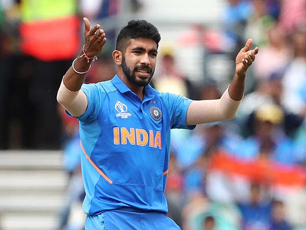 வேகப் பந்துவீச்சாளர் யார்?