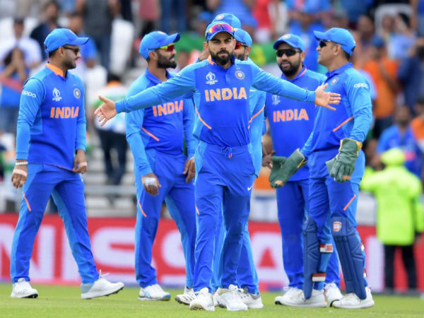 கோலி இருக்கிறார்