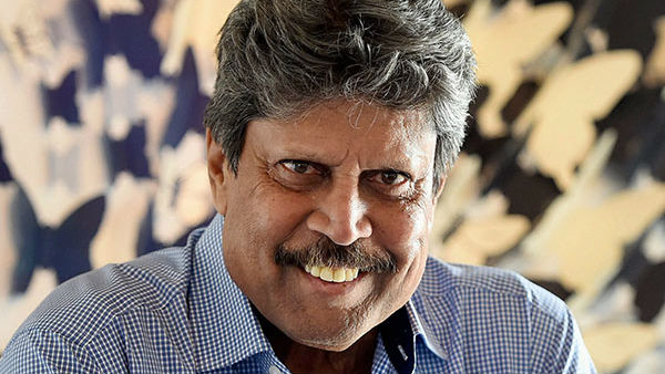 ரசிகர்கள் காத்திருப்பு