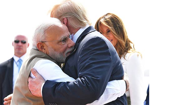 கட்டித் தழுவி வரவேற்றார்