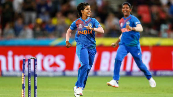 முதல் போட்டியில் 4 விக்கெட்டுகள்