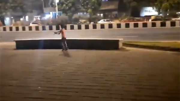 சாலையில் சிறுவன்