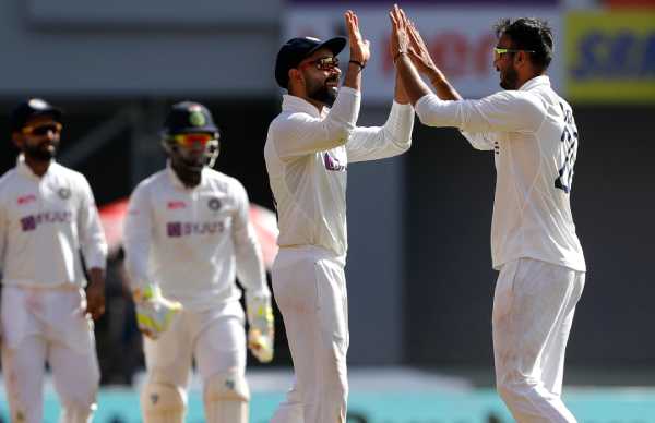 ரன்களை சுருக்கிய பௌலர்கள்