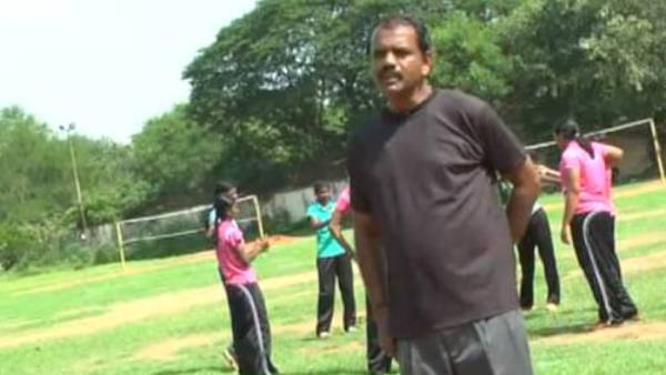 நானும் செருப்பால் அடித்தேன்