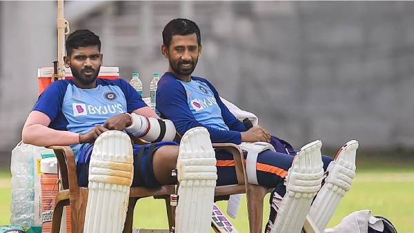 2 விக்கெட் கீப்பர்கள்