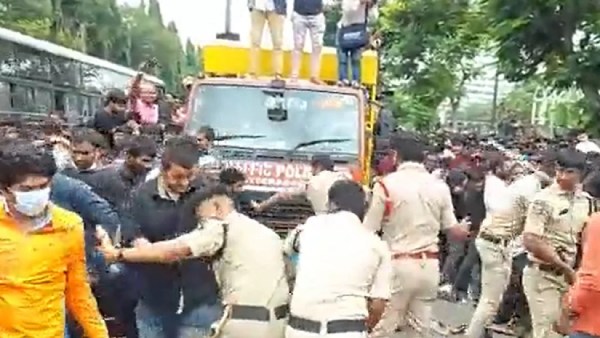 டிக்கெட்கள் விற்பனை