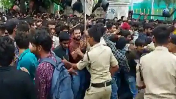 போலீசார் தடியடி