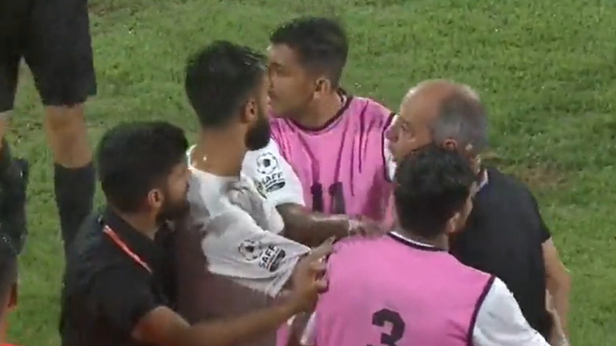 SAFF கால்பந்து களத்தில் இந்தியா, பாக். வீரர்களிடையே பயங்கர மோதல்